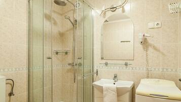 Appartement Familial ( Basement) | Salle de bain | Articles de toilette gratuits, sĂšche-cheveux, serviettes fournies