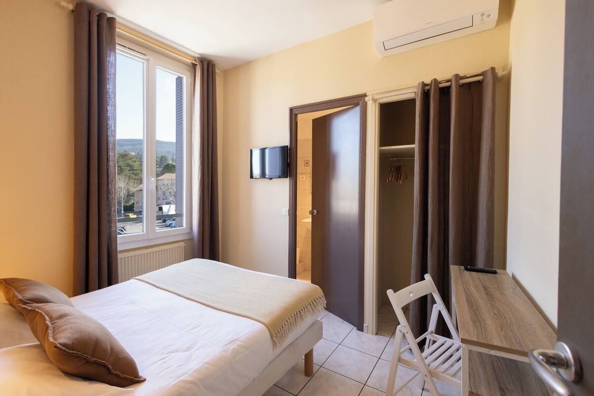 Double Room Single Use | Desk, soundproofing, iron/ironing board, free WiFi