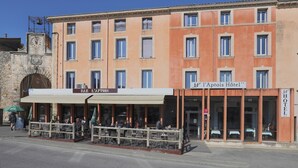 A multi-story building with a bar named "BAR L'APTOIS" and a hotel named "L'APTOIS HOTEL". - L'Aptois Hotel (Apt)