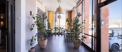 Una televisión de pantalla plana