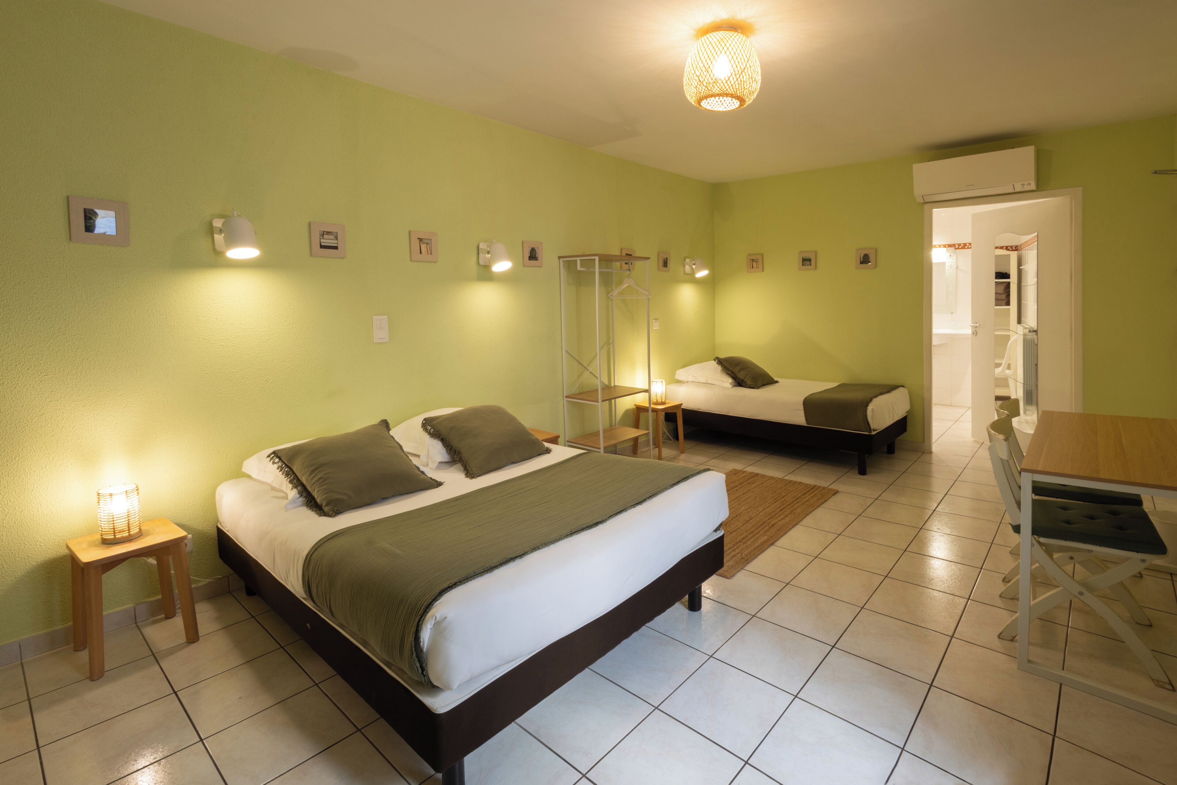 Habitación triple | Escritorio, insonorización, tabla de planchar con plancha y wifi gratis 