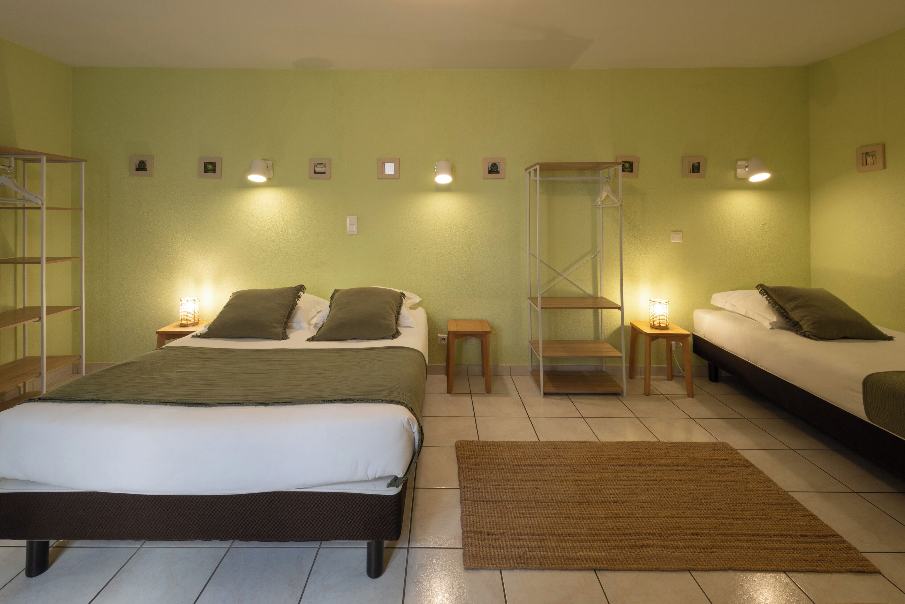 Triple Room | Desk, soundproofing, iron/ironing board, free WiFi