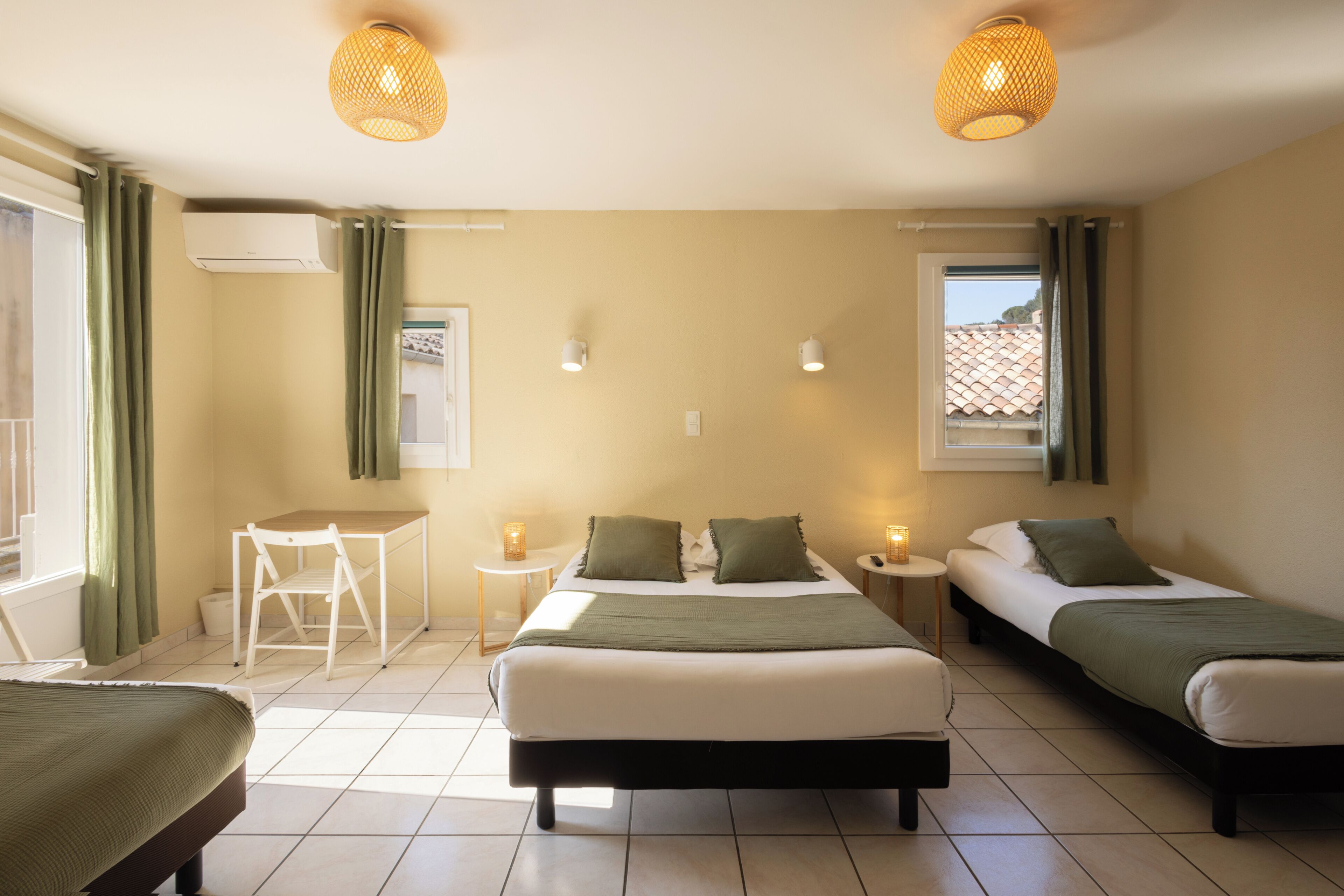 Quadruple Room | Desk, soundproofing, iron/ironing board, free WiFi