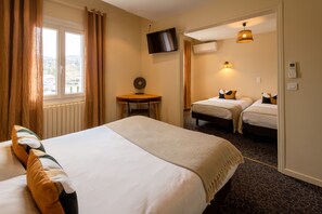 Quadruple Room | Desk, soundproofing, iron/ironing board, free WiFi - L'Aptois Hotel (Apt)
