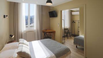 Habitación triple | Escritorio, insonorización, tabla de planchar con plancha y wifi gratis