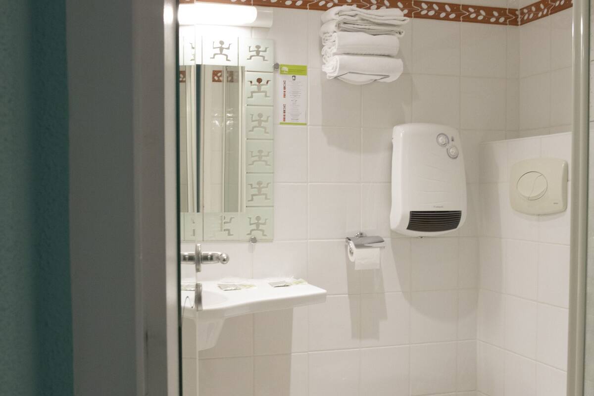 double room | bathroom | free toiletries, hair dryer, towels