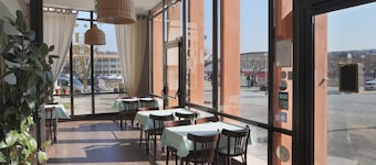 L'Aptois Hotel