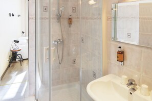 Triple Room | Bathroom | Free toiletries, hair dryer, towels - L'Aptois Hotel (Apt)