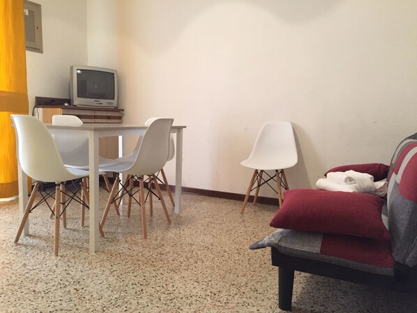 Apartment, 1 Schlafzimmer | Wohnbereich | Fernseher