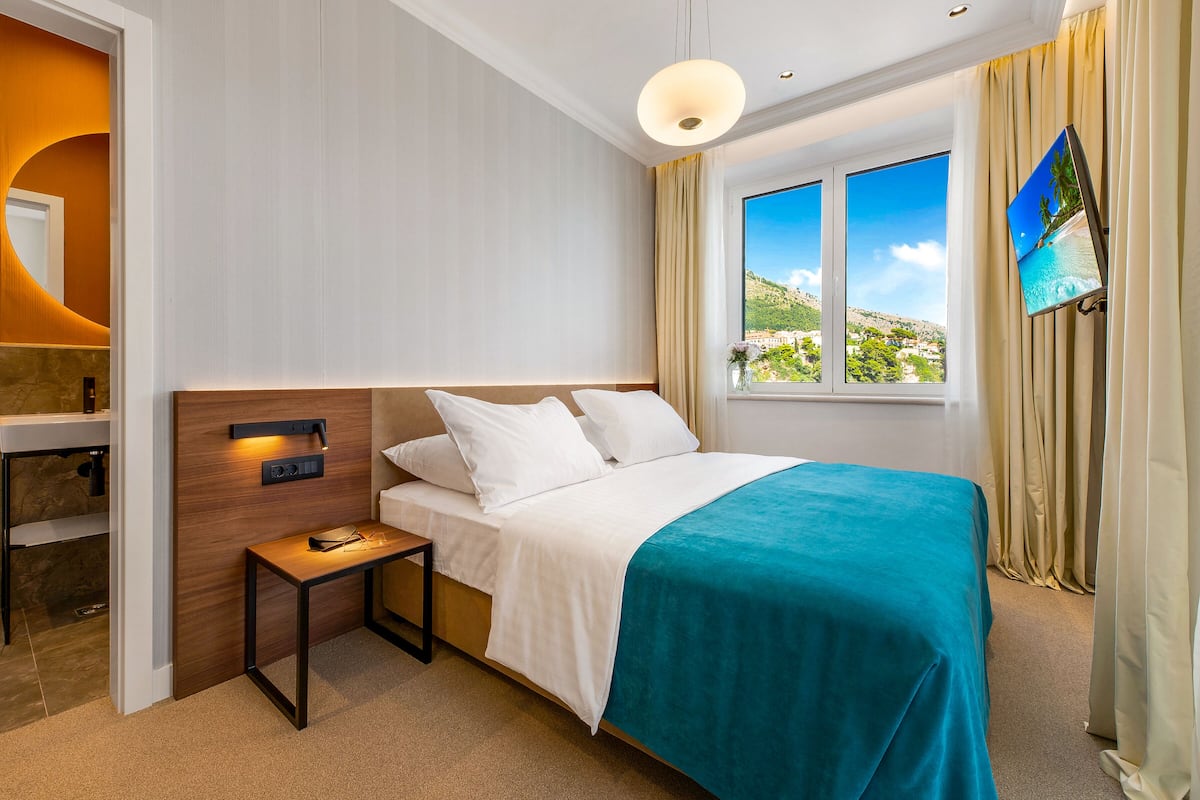 Family Room with Sea View | 1 bedroom, minibar, in-room safe, desk