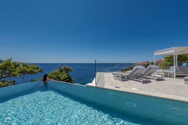 Piscina externa sazonal, guarda-sóis, espreguiçadeiras