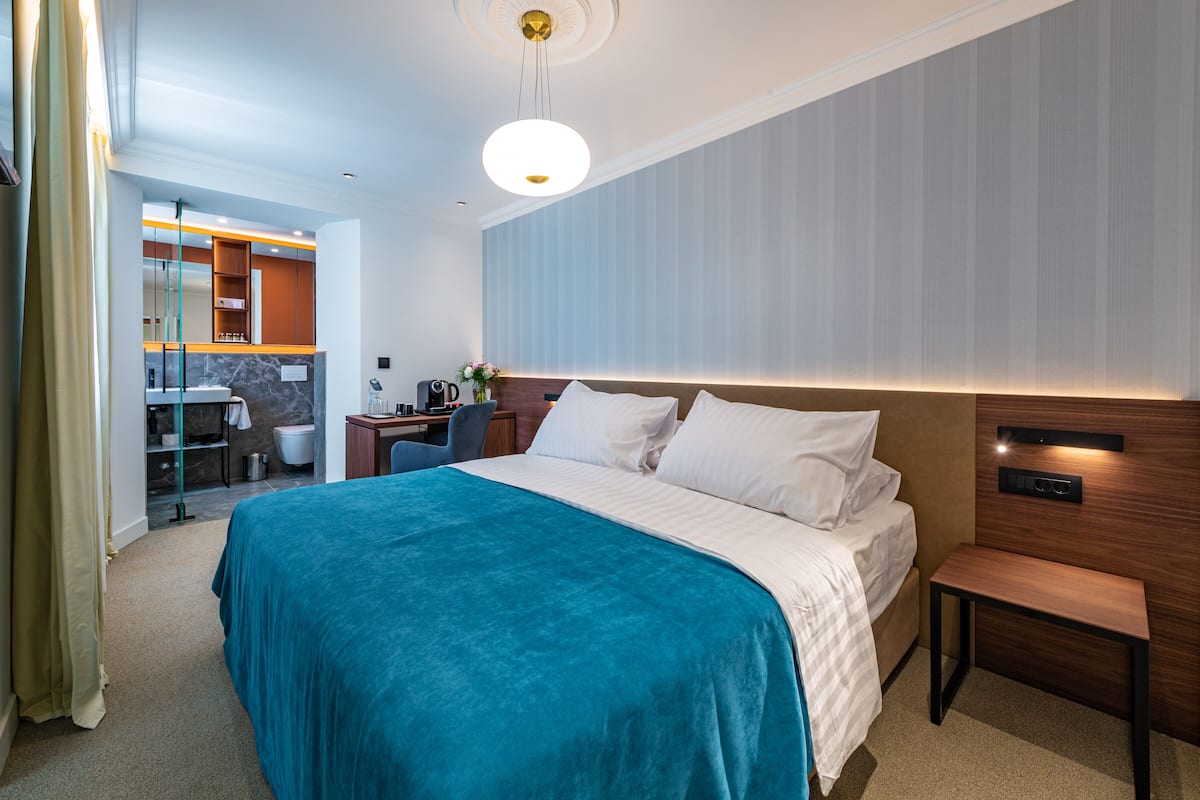 Standard Double Room, Mezzanine | 1 bedroom, minibar, in-room safe, desk