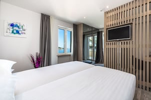Superior room, Terrace, Sea view | Frigobar, cofres nos quartos, escrivaninha, cortinas blackout
