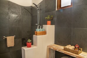 Habitación estándar doble, 1 cama de matrimonio | Baño | Ducha, artículos de higiene personal gratuitos y secador de pelo