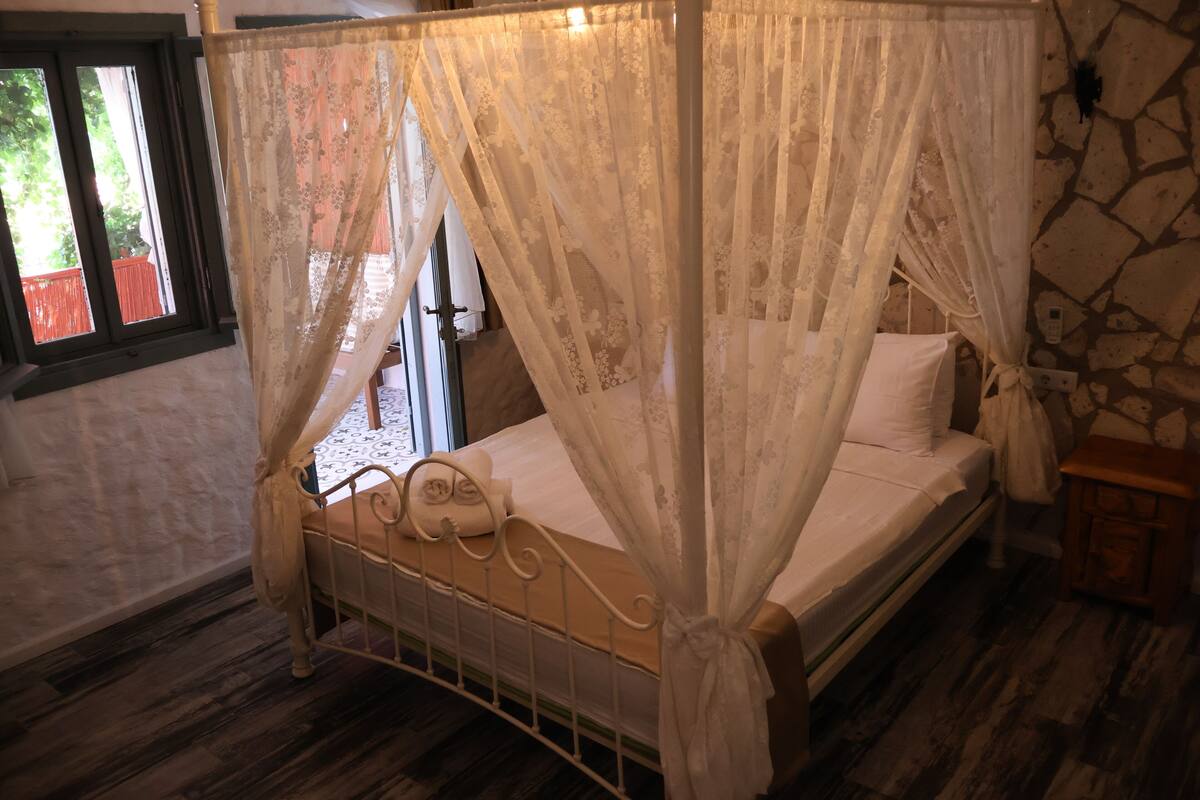 Superior Oda, 1 Büyük (Queen) Boy Yatak, Havuz Manzaralı | Kaliteli yatak takımı, Select Comfort yatak, minibar 