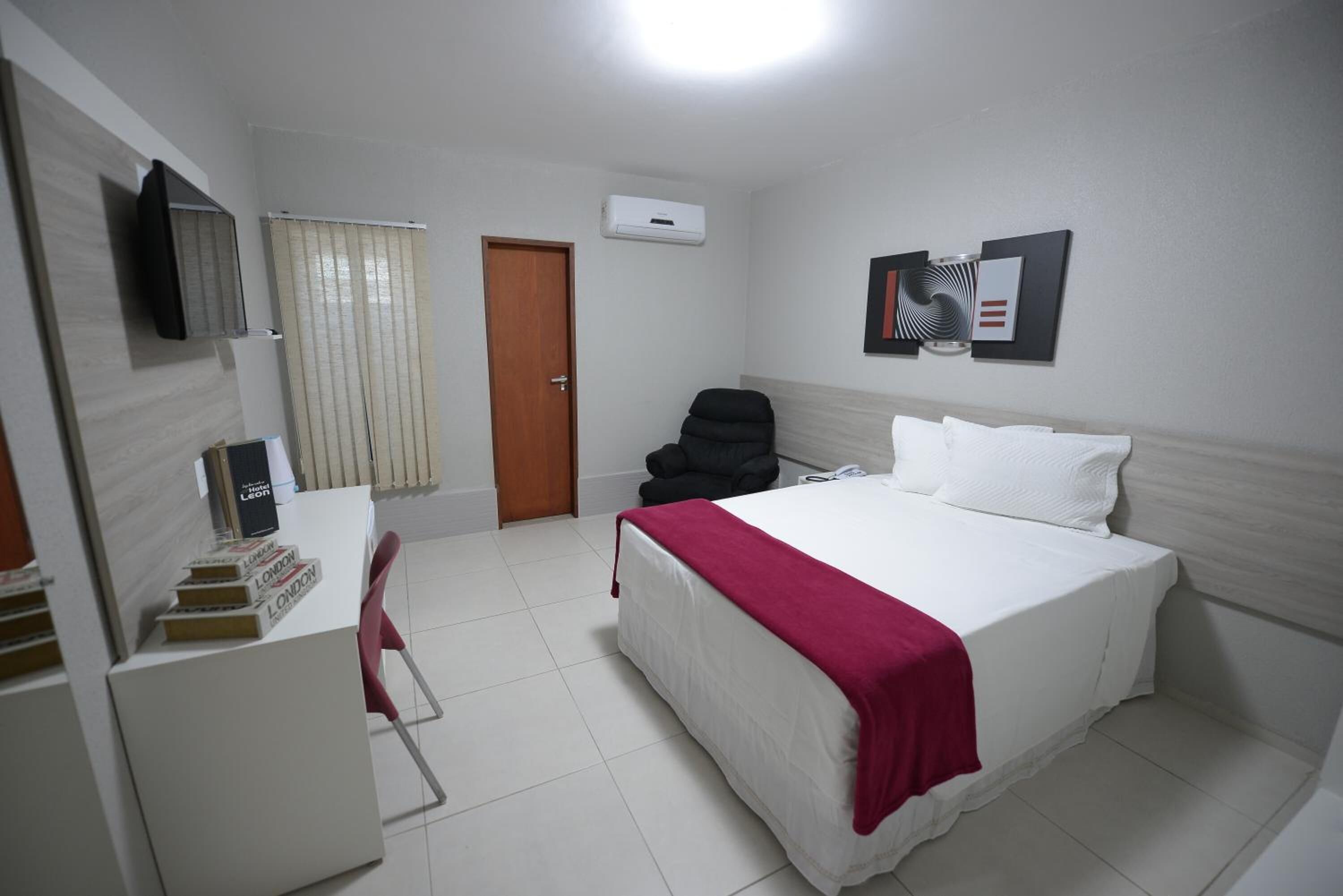 Roupas de cama premium, frigobar, escrivaninha, cortinas blackout