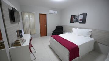 Roupas de cama premium, frigobar, escrivaninha, cortinas blackout