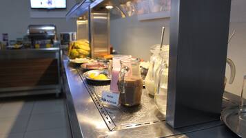 Café da manhã com buffet grátis todos os dias