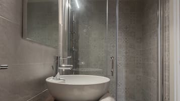 Shower, rainfall showerhead, free toiletries, hair dryer