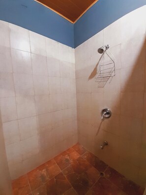 Douche, articles de toilette gratuits, sèche-cheveux