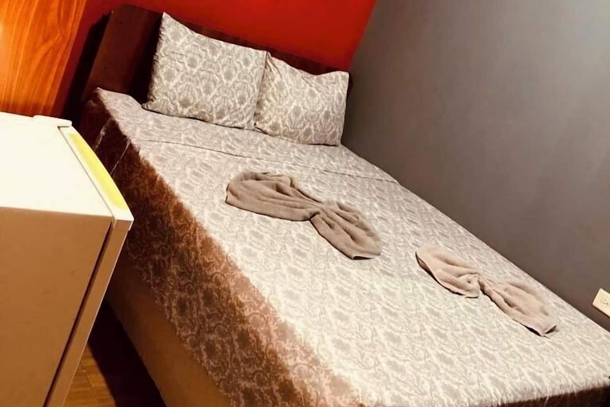 Room, 1 Queen Bed | Iron/ironing board, free WiFi, bed sheets