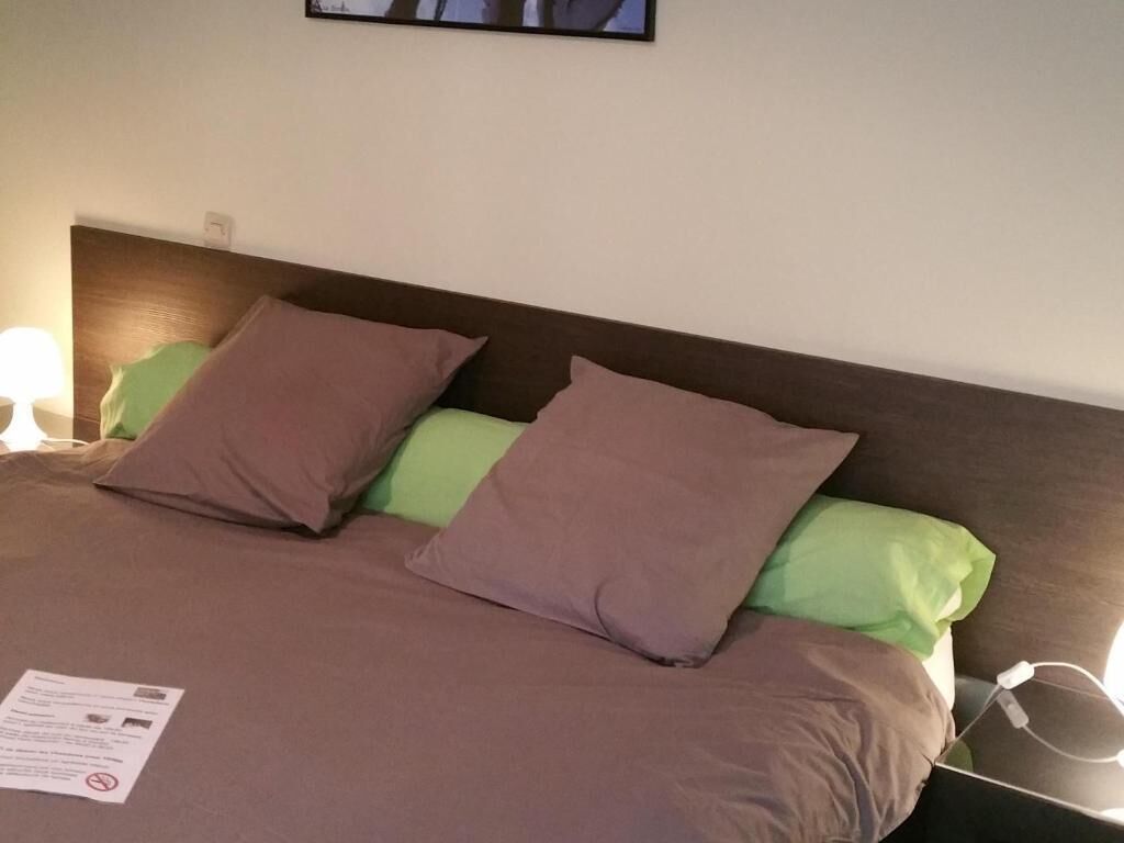 1 bedroom, laptop workspace, soundproofing, iron/ironing board