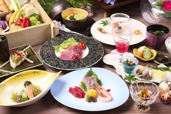 Variedad de platos y bebidas sobre una mesa, indicando un ambiente de comedor.