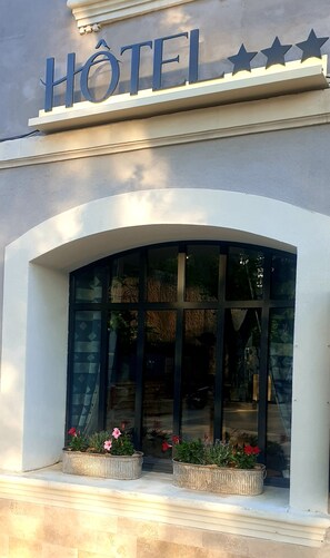 Exterior - Hôtel Restaurant L'Oustaloun (Maussane-les-Alpilles)