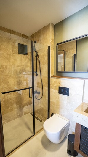 Ducha, artículos de tocador gratuitos, secador de pelo, pantuflas