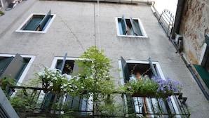 Exterior detail - Locanda Salieri (Venice)