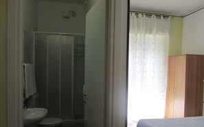 In-room safe, desk, free WiFi - Pensione Aurora (Imperia)