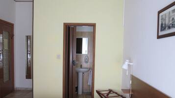 Una cassaforte in camera, una scrivania, Wi-Fi gratuito