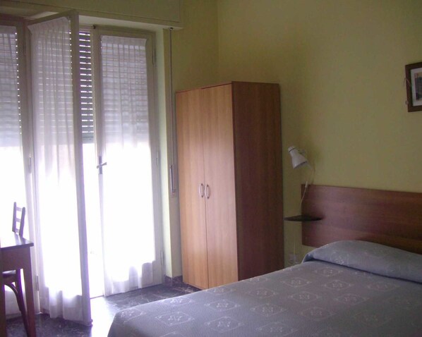 In-room safe, desk, free WiFi - Pensione Aurora (Imperia)