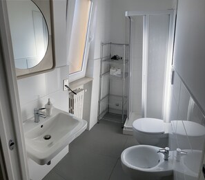 Doppelzimmer, eigenes Bad, Stadtblick | Badezimmer | Komfortbadewanne, Haartrockner, Bademäntel, Bidet