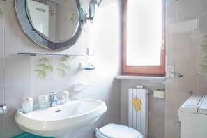 Deep-soaking bathtub, hair dryer, bathrobes, bidet - Casa Papapietro (Matera)