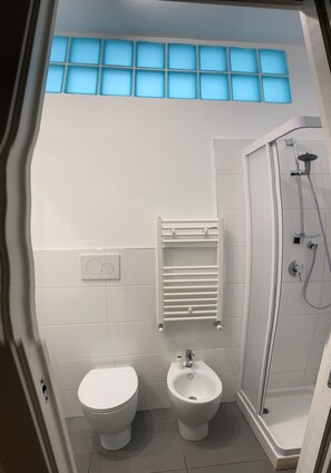 Komfortbadewanne, Haartrockner, Bademäntel, Bidet
