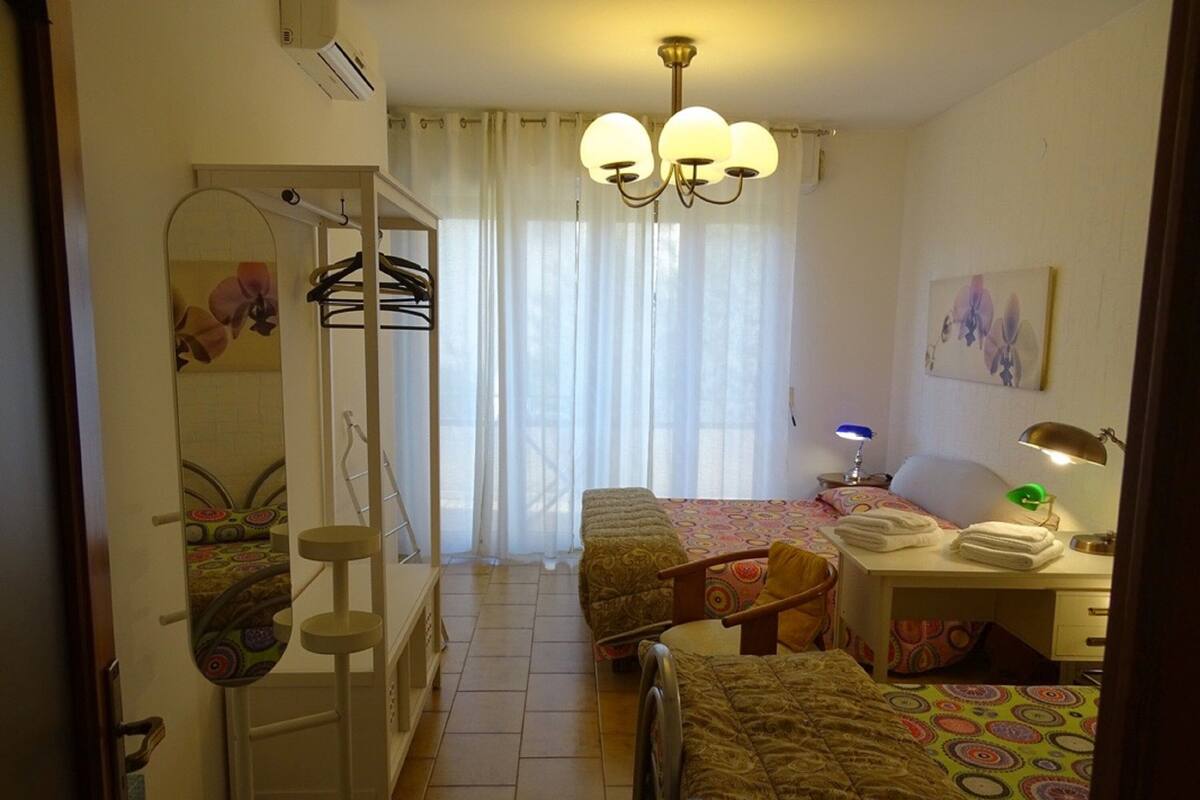 Ropa de cama de alta calidad y escritorio