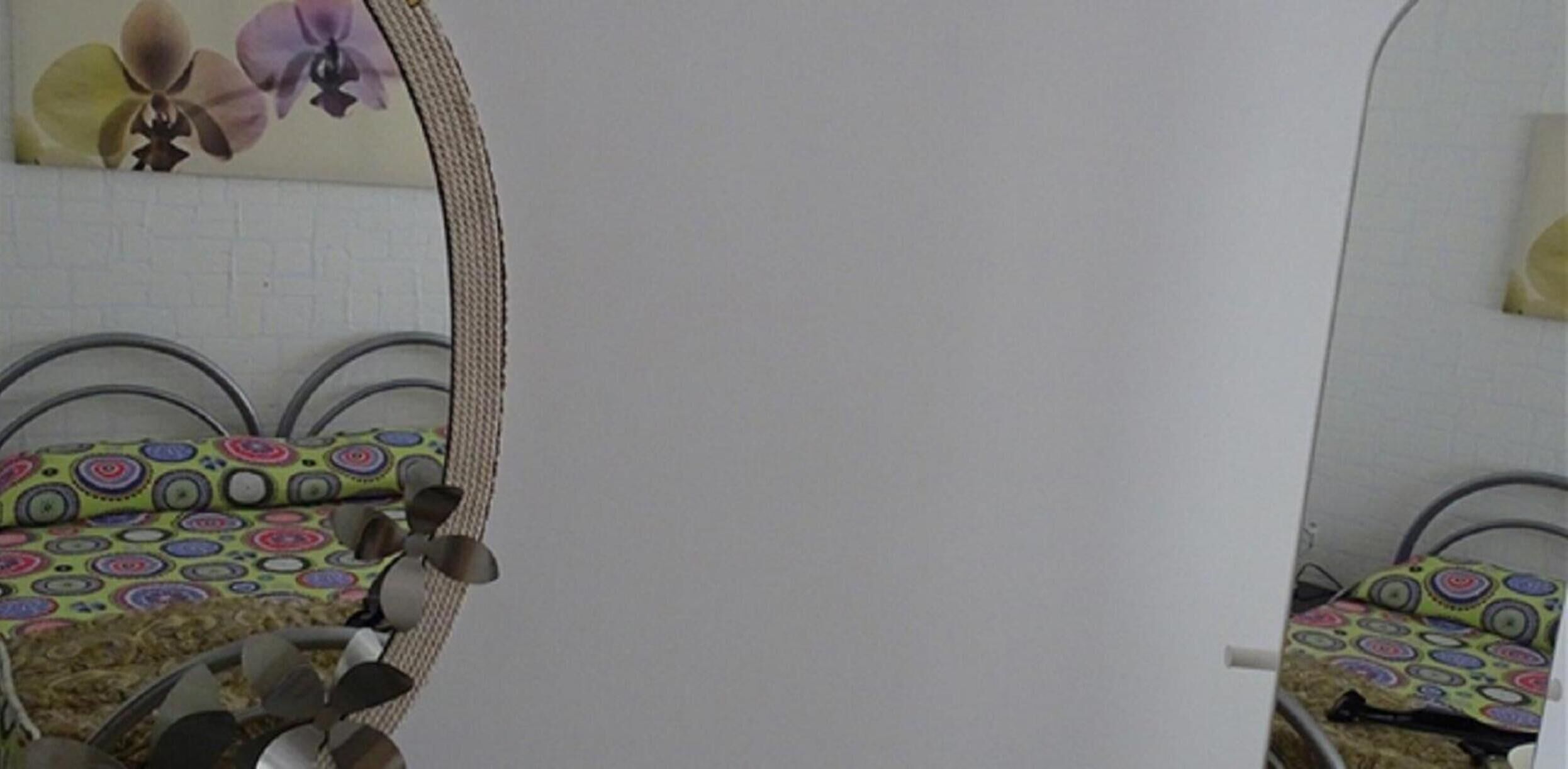 Hochwertige Bettwaren, Schreibtisch, Bügeleisen/Bügelbrett, Bettwäsche