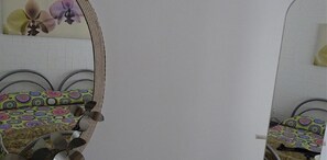 Ylelliset vuodevaatteet, työpöytä, silitysrauta/-lauta, vuodevaatteet