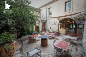 Dinner served - Domaine de Blancardy (Moules-et-Baucels)