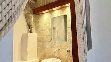 Quarto casal (L'aven) | Banheiro | Chuveiro, secador de cabelo, toalhas de banho