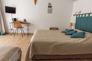 Triple Room (Thaurac) | Individually decorated, individually furnished, bed sheets