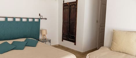 Habitación triple (Thaurac) | Decoración individual, mobiliario individual, ropa de cama