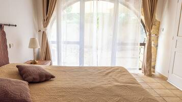 Double Room (Le lac) | Individually decorated, individually furnished, bed sheets