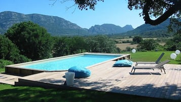 Una piscina al aire libre de temporada