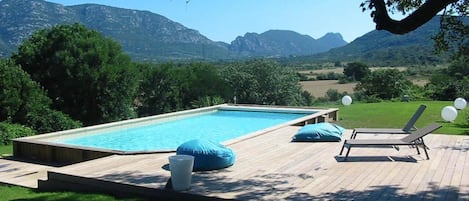 Una piscina al aire libre de temporada