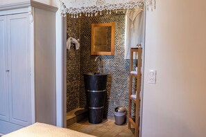 Double Room (Juliette) | Bathroom | Shower, hair dryer, towels