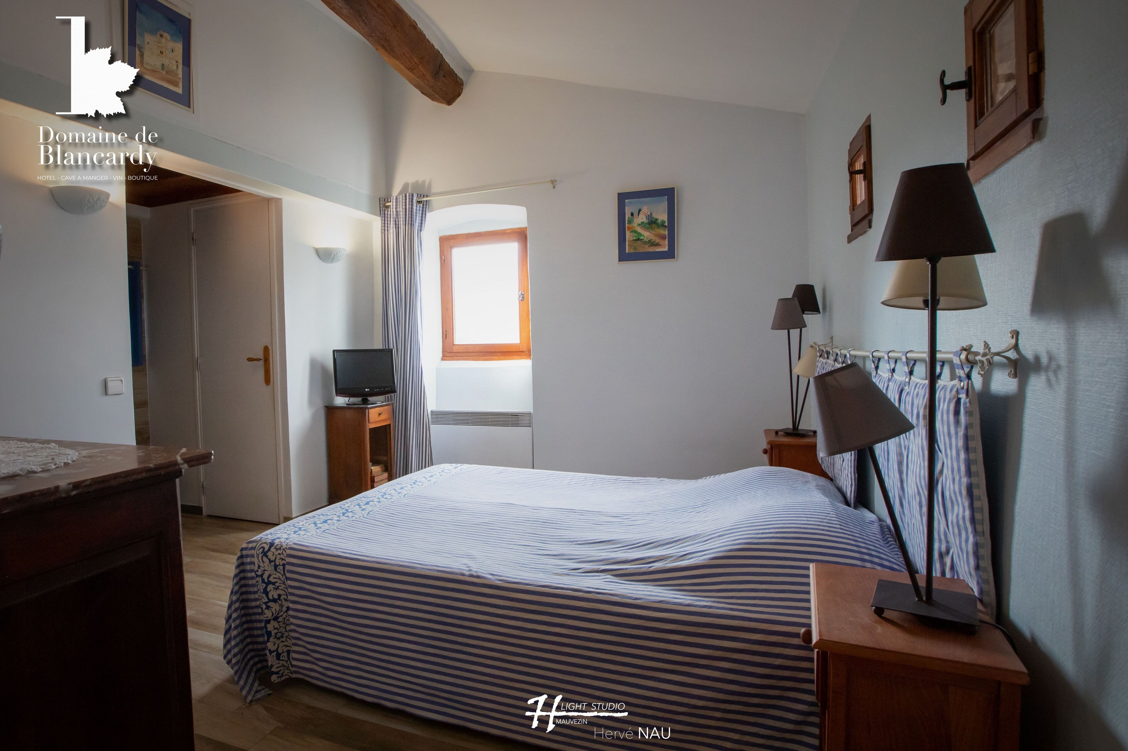 더블룸 (Juliette) | 각각 다른 스타일의 인테리어, 각각 다르게 가구 비치, 침대 시트