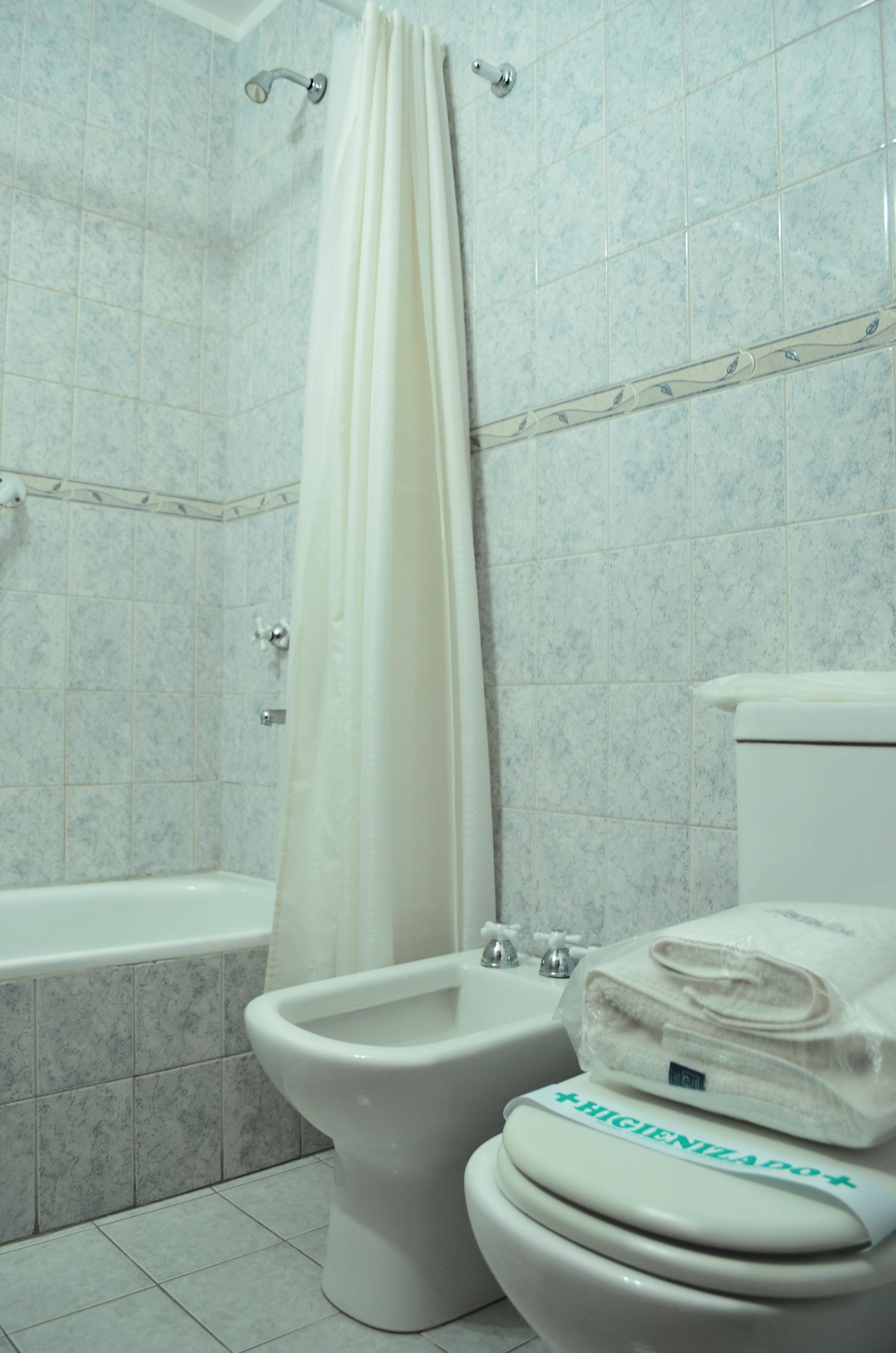 combined shower/bathtub, deep-soaking bathtub, free toiletries