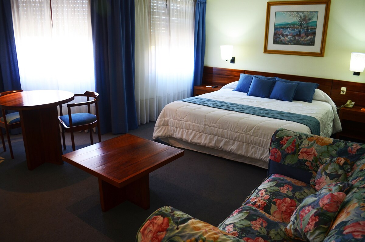 Ropa de cama de alta calidad, minibar, caja fuerte y escritorio
